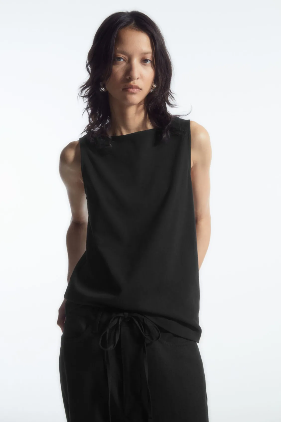 COS BOAT-NECK TANK TOP BLACK Store