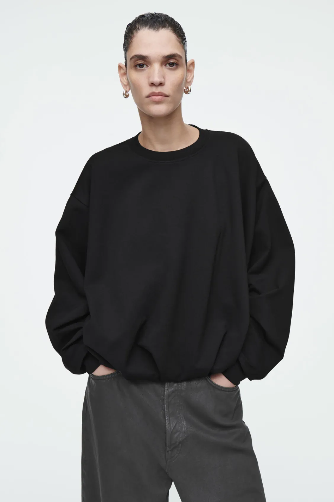 COS BUBBLE-HEM SWEATSHIRT BLACK Fashion