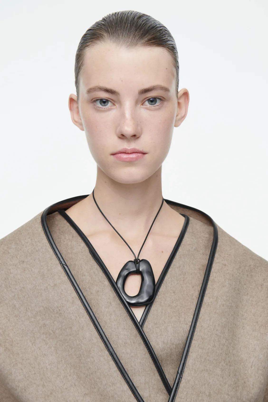 COS MOLTEN PENDANT NECKLACE BLACK Best Sale