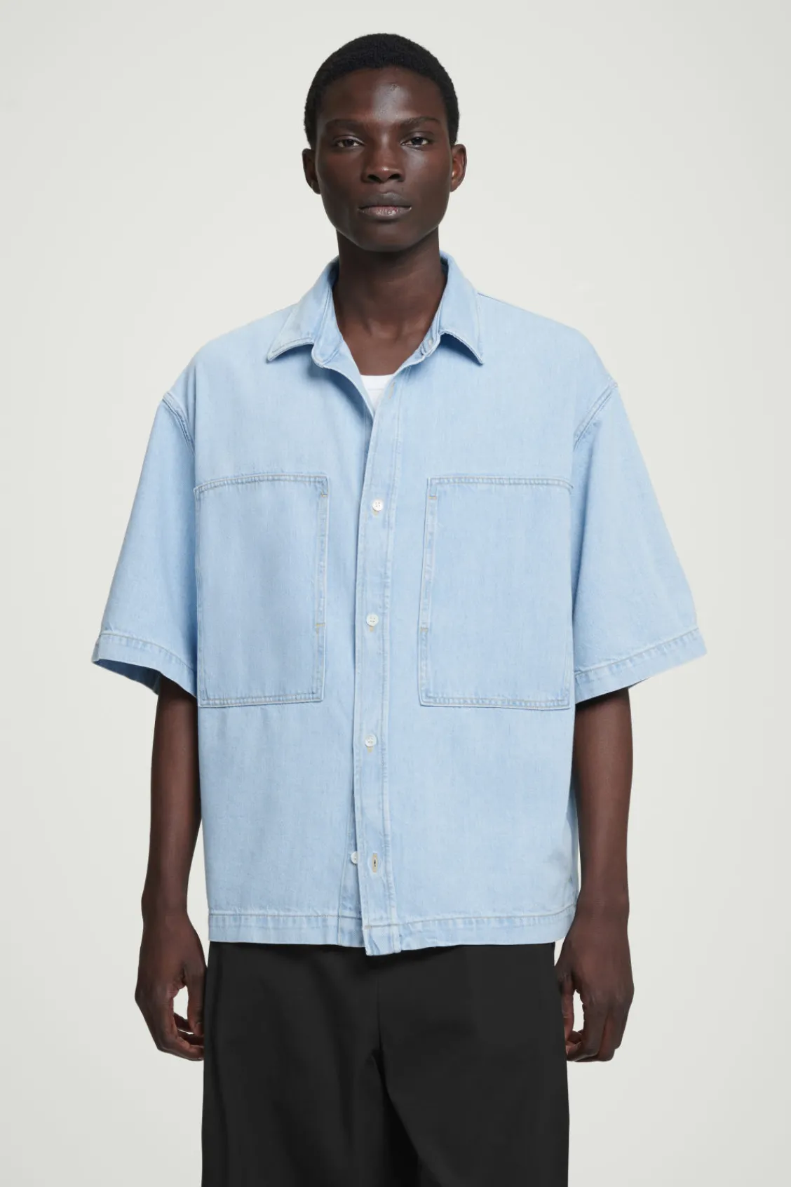 COS OVERSIZED SHORT-SLEEVED DENIM SHIRT LIGHT BLUE Store