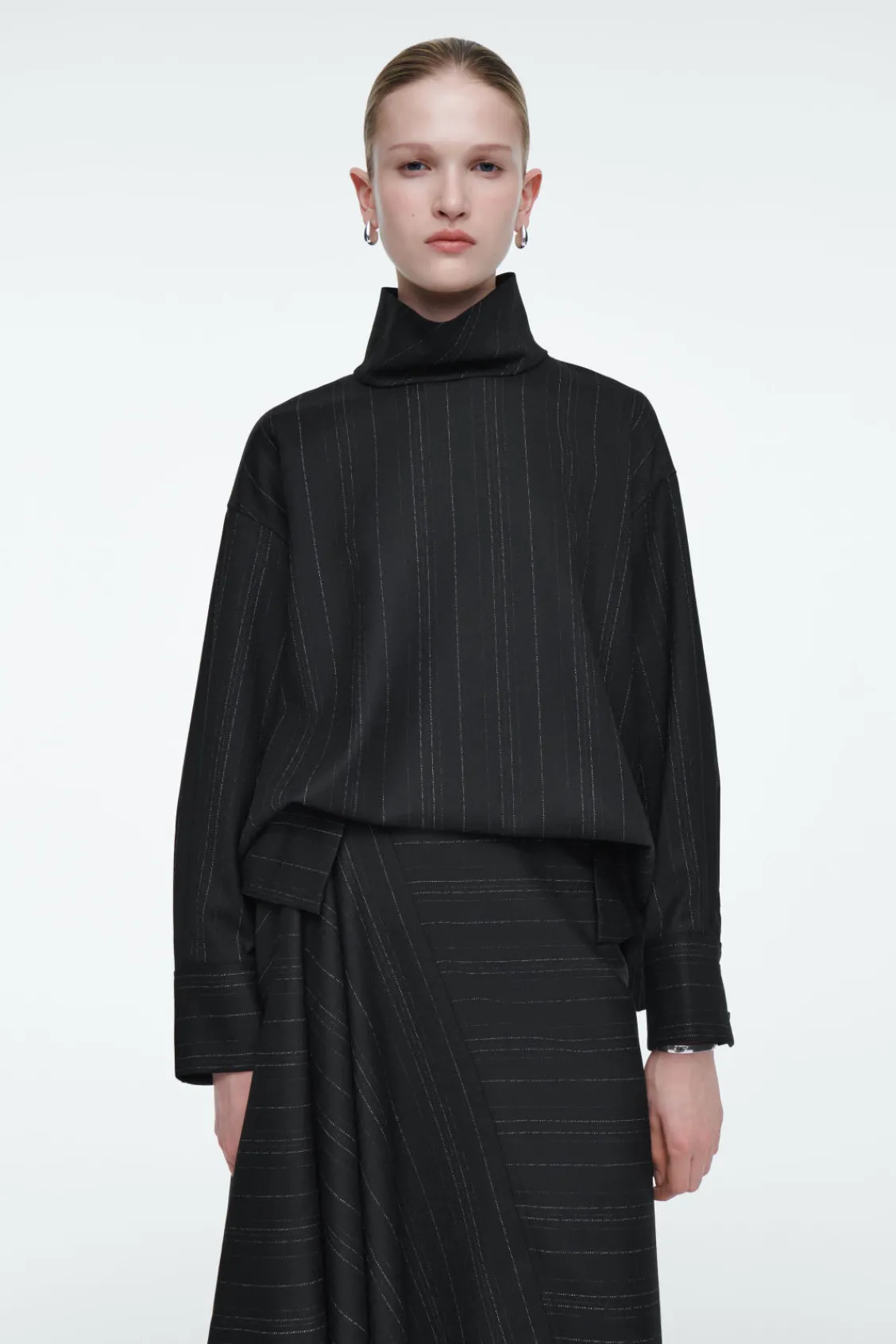 COS PINSTRIPED FUNNEL-NECK BLOUSE BLACK / PINSTRIPED Outlet