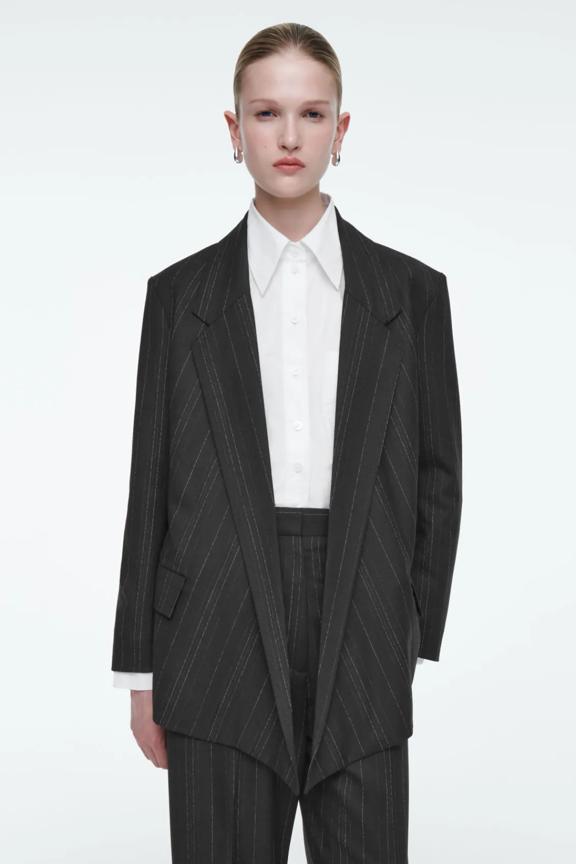 COS REGULAR DRAPED PINSTRIPED BLAZER BLACK / PINSTRIPED Outlet