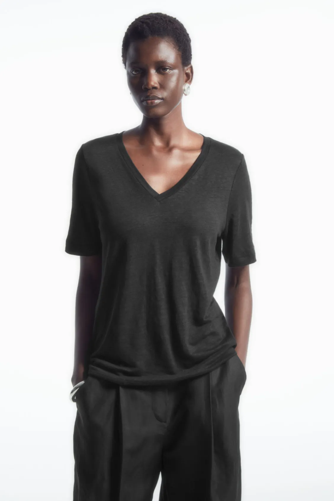 COS REGULAR V-NECK LINEN T-SHIRT BLACK Store