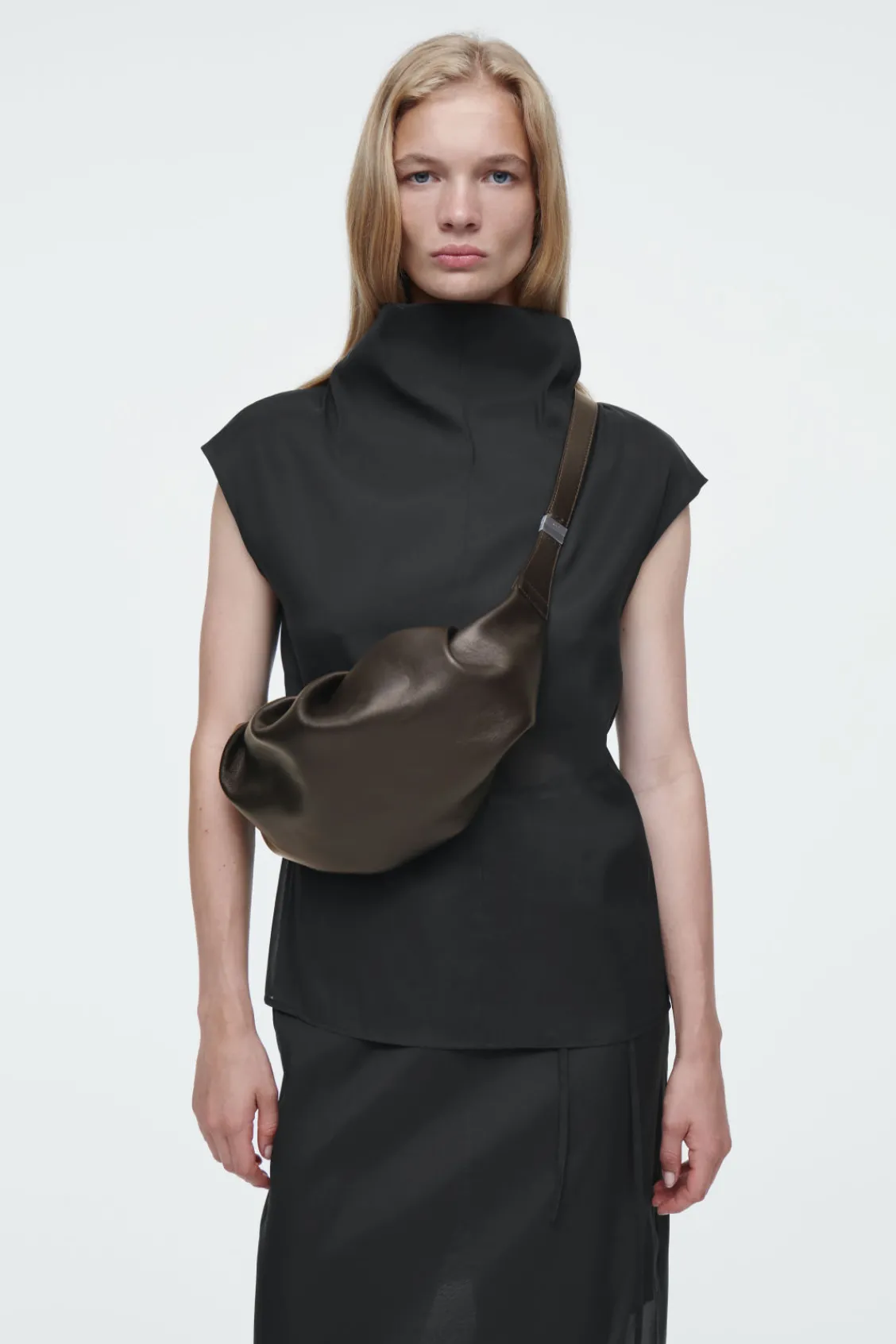 COS THE DRAPED CROSSBODY - LEATHER CHESTNUT Hot