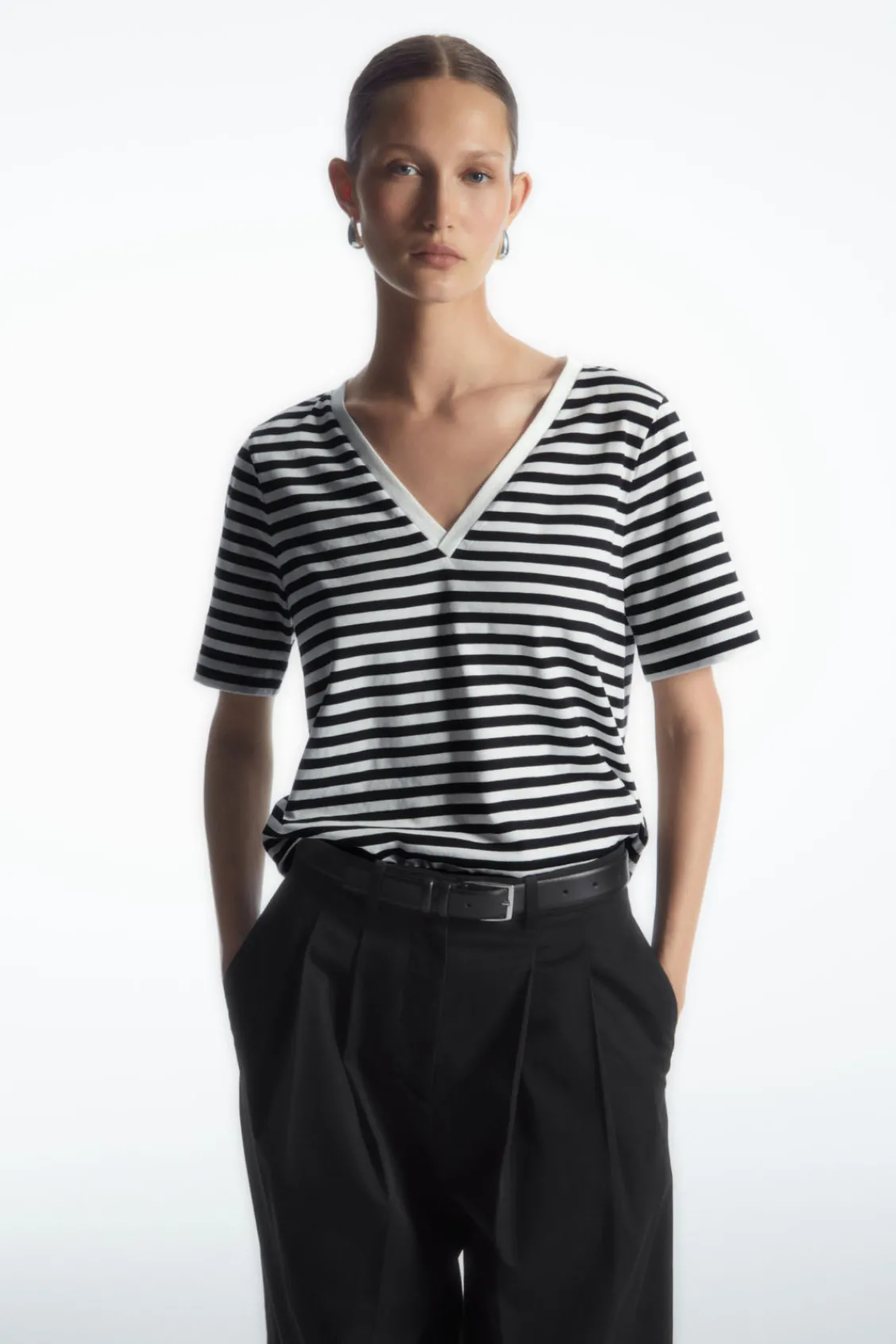 COS 24/7 V-NECK T-SHIRT BLACK / WHITE / STRIPED Best Sale